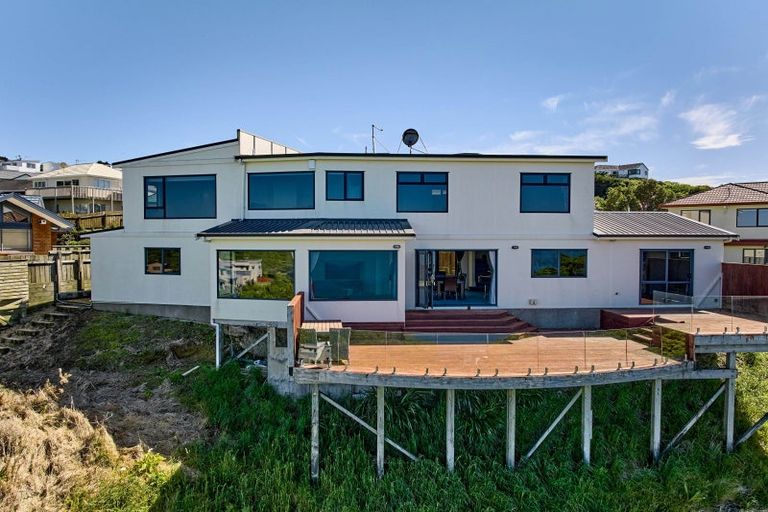 Photo of property in 8 Tamworth Crescent, Newlands, Wellington, 6037