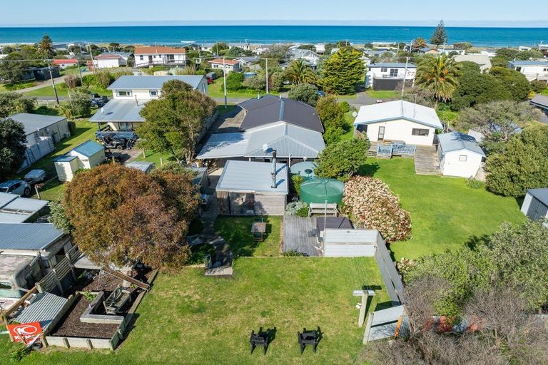 Photo of property in 60 Pinedale Crescent, Riversdale Beach, Masterton, 5872