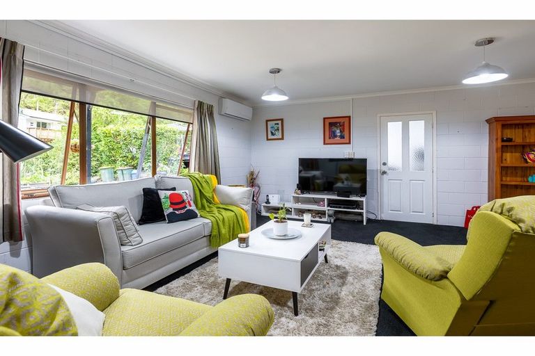 Photo of property in 42 Opanuku Road, Henderson Valley, Auckland, 0612