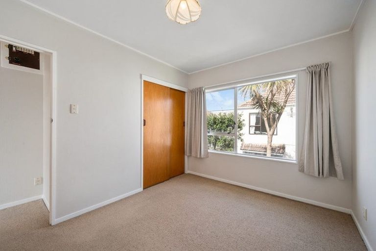 Photo of property in 8/218 Onepu Road, Lyall Bay, Wellington, 6022
