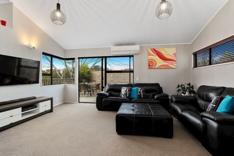 Photo of property in 33 D'oyly Drive, Stanmore Bay, Whangaparaoa, 0932
