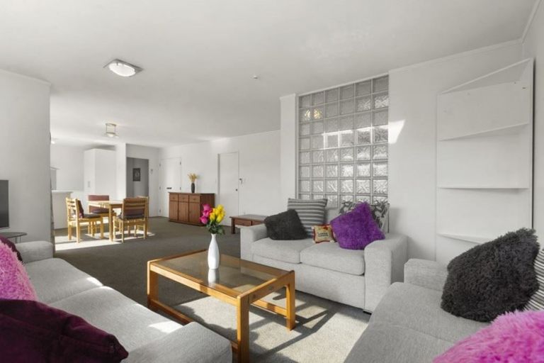 Photo of property in 8 Bluebird Crescent, Unsworth Heights, Auckland, 0632