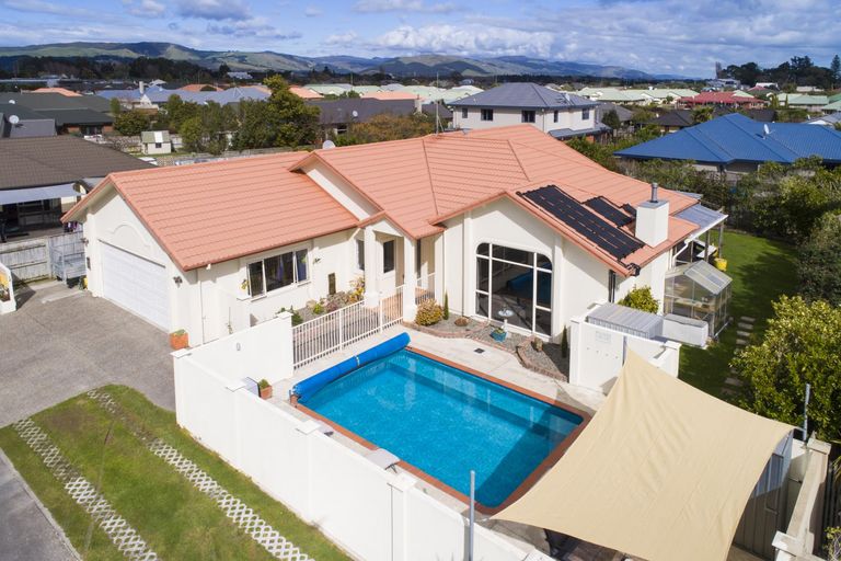 Photo of property in 15 Sycamore Crescent, Fitzherbert, Palmerston North, 4410