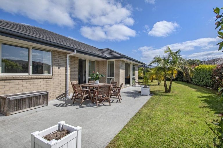 Photo of property in 14 Roto View, One Tree Point, 0118