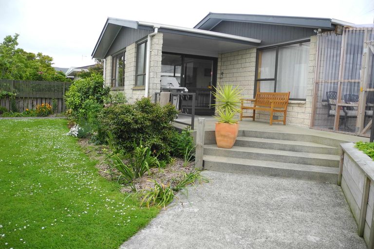 Photo of property in 12 Timaru Road, Waimate, 7924