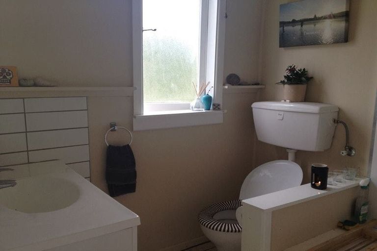 Photo of property in 14 Atkinson Road, Titirangi, Auckland, 0604