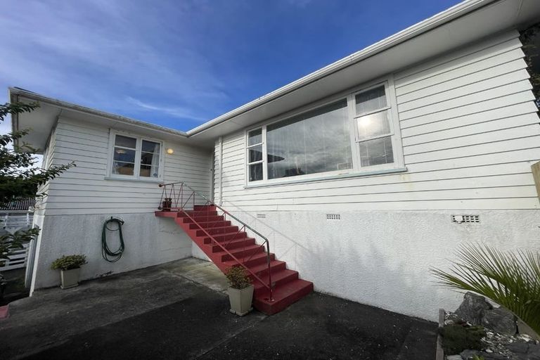 Photo of property in 35 Pokohiwi Road, Normandale, Lower Hutt, 5010