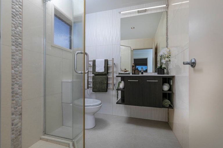 Photo of property in 135 Centreway Road, Orewa, 0931