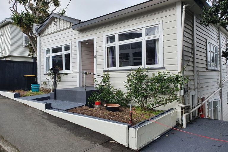 Photo of property in 60 Roxburgh Street, Mount Victoria, Wellington, 6011