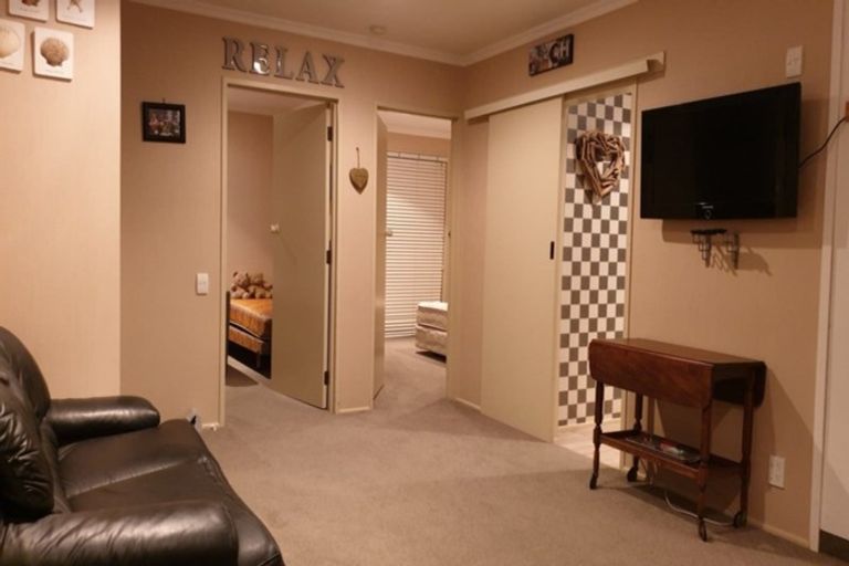 Photo of property in 64 Fifth Avenue, Urenui, 4377