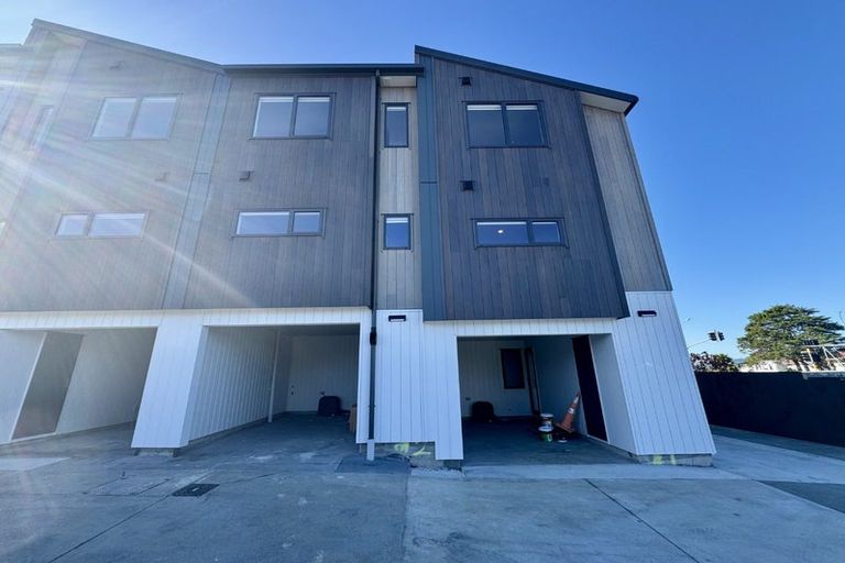 Photo of property in 5/506 Glenfield Road, Bayview, Auckland, 0629