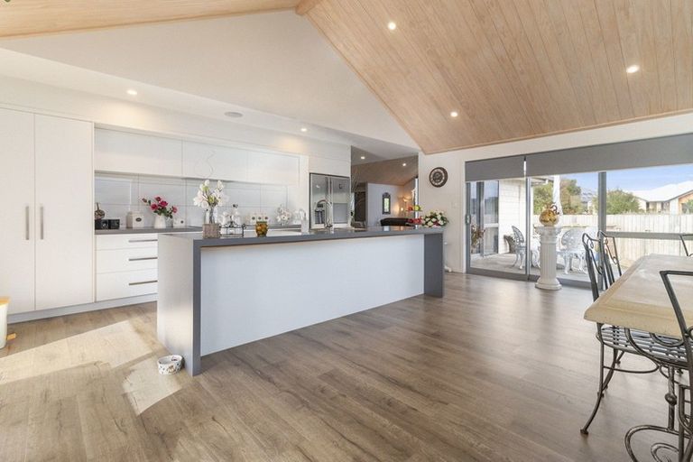 Photo of property in 16 Riverside Place, Katikati, 3129