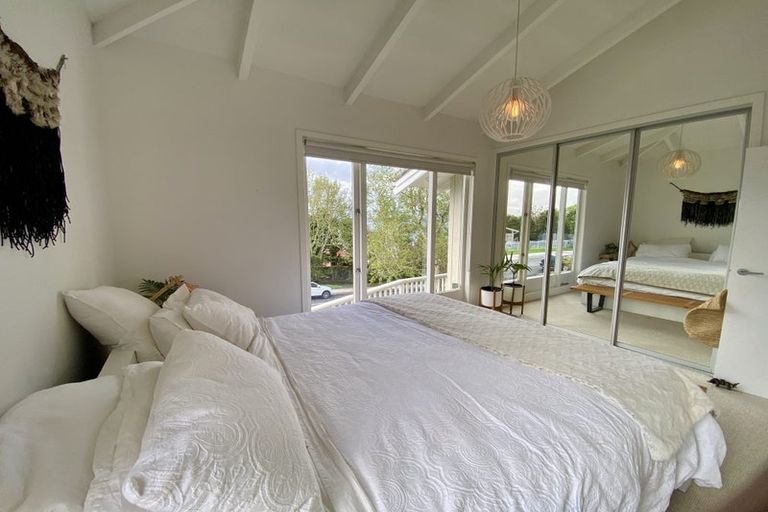 Photo of property in 37 Gill Avenue, Te Atatu Peninsula, Auckland, 0610