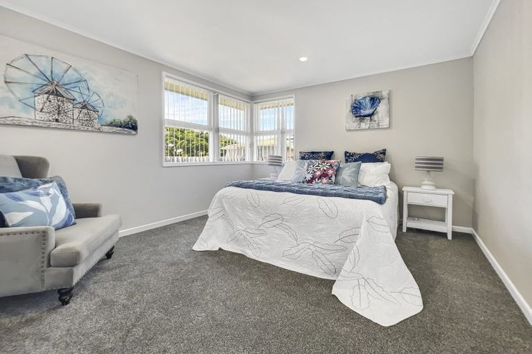 Photo of property in 17 Oxford Road, Manurewa, Auckland, 2102