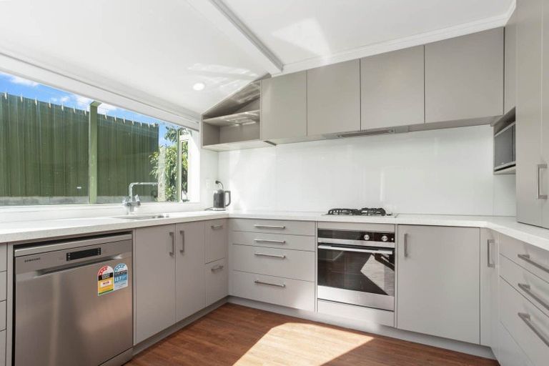 Photo of property in 2/6 Seaview Avenue, Northcote, Auckland, 0627