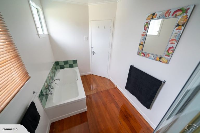 Photo of property in 32 Karekare Road, Karekare, New Lynn, 0772