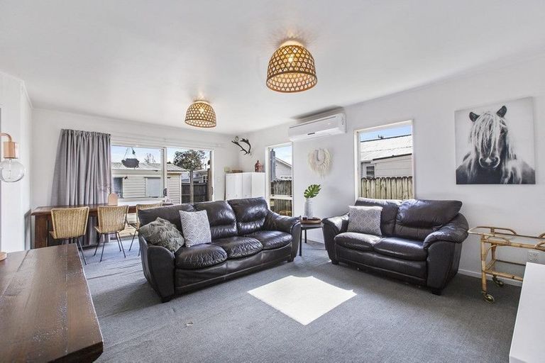 Photo of property in 2/14 Graham Road, Conifer Grove, Takanini, 2112