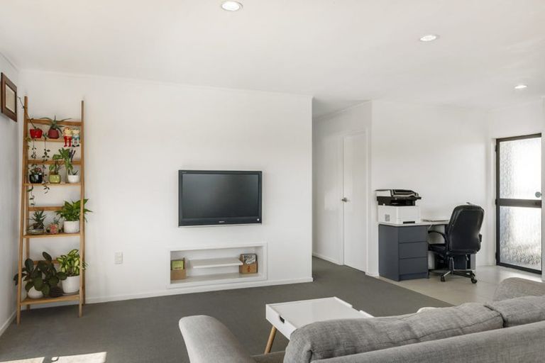 Photo of property in 2/2 Neal Avenue, Glenfield, Auckland, 0629