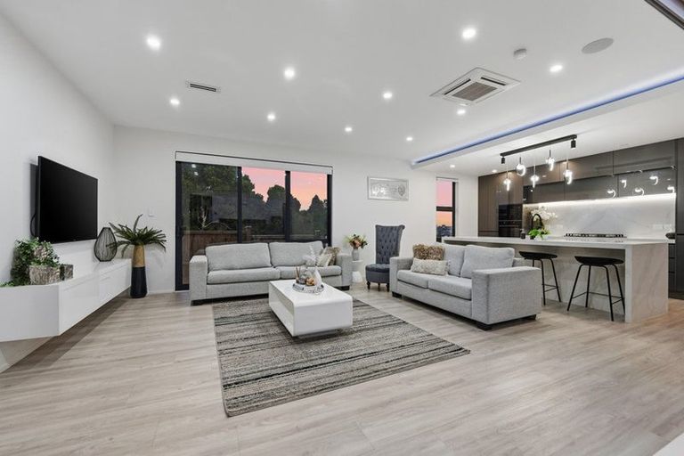 Photo of property in 7d Babich Road, Henderson Valley, Auckland, 0614