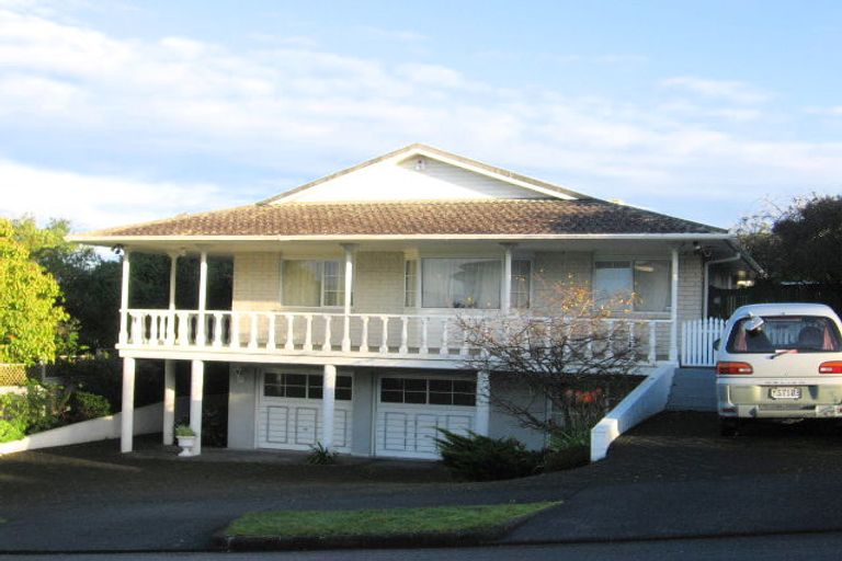 Photo of property in 4 Hurstbourn Priors, Goodwood Heights, Auckland, 2105