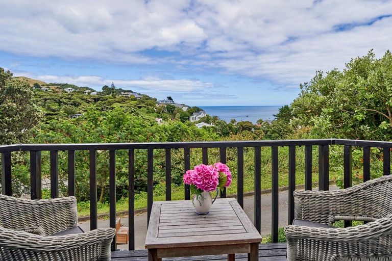 Photo of property in 18 Te Pari Pari Road, Pukerua Bay, 5026