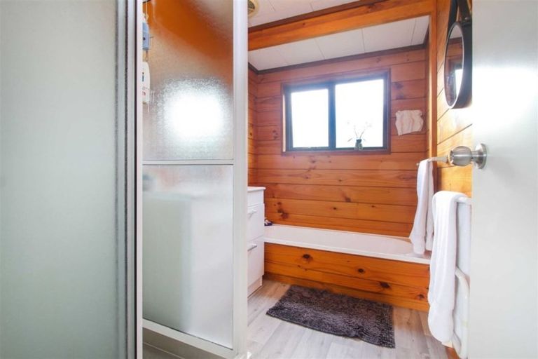 Photo of property in 2/9 Bronzewing Terrace, Unsworth Heights, Auckland, 0632