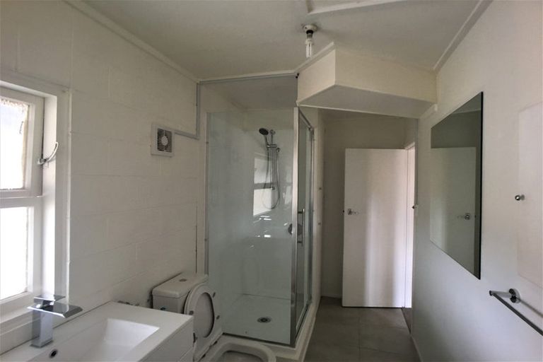 Photo of property in 2/4 Regal Place, Forrest Hill, Auckland, 0620