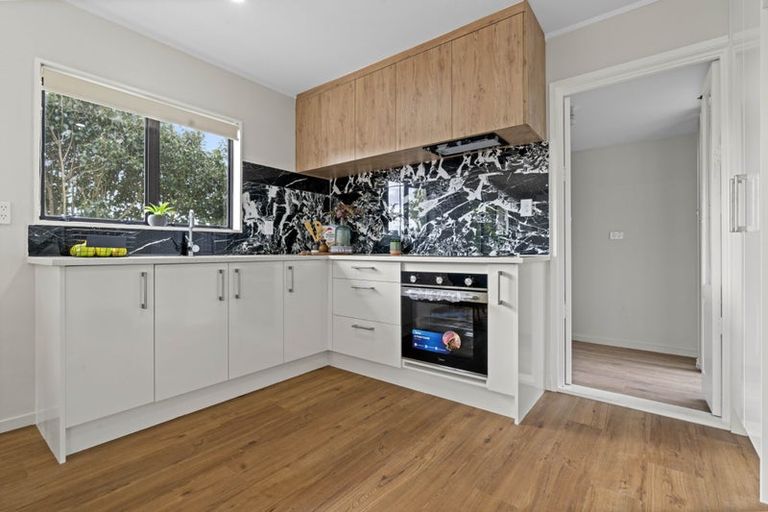 Photo of property in 2/35 Secretariat Place, Randwick Park, Auckland, 2105