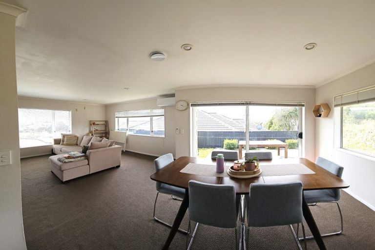 Photo of property in 93a Taylor Terrace, Tawa, Wellington, 5028