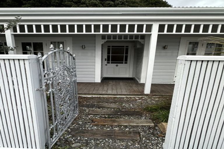 Photo of property in 73 Muritai Road, Eastbourne, Lower Hutt, 5013