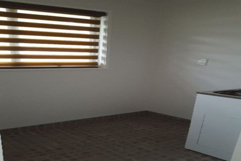 Photo of property in 21 Normanton Street, Glenfield, Auckland, 0629