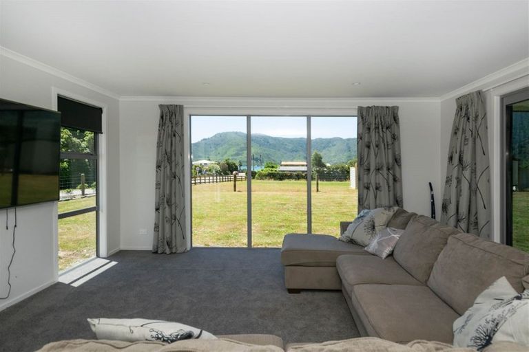 Photo of property in 2 Renata Road, Okiwi Bay, 7193