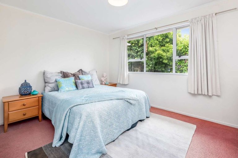 Photo of property in 135 Aviemore Drive, Highland Park, Auckland, 2010