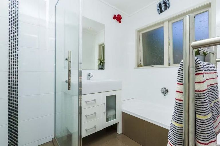Photo of property in 12 Halberg Street, Glenfield, Auckland, 0629