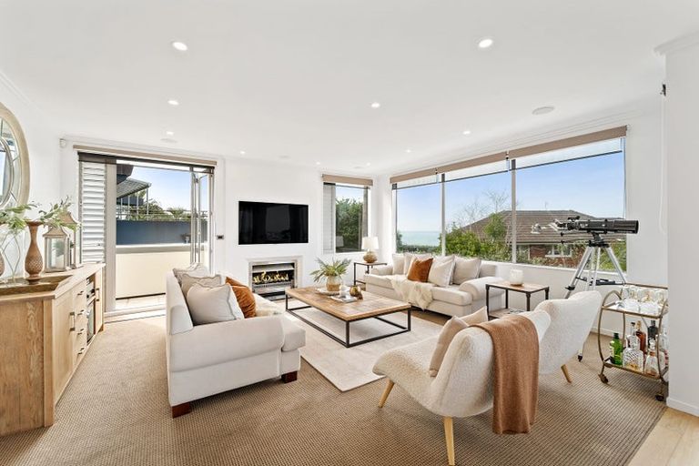 Photo of property in 33a Churchill Road, Murrays Bay, Auckland, 0630