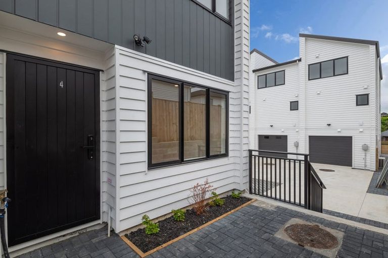 Photo of property in 8/94 Godley Road, Green Bay, Auckland, 0604