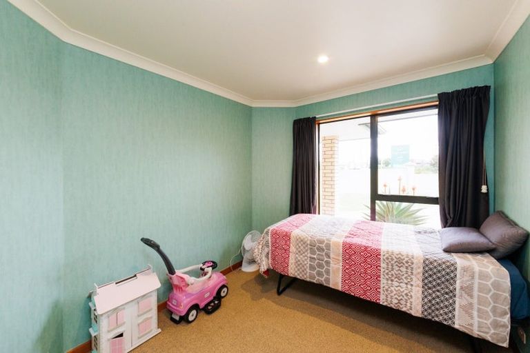 Photo of property in 2 Fernlea Avenue, Kelvin Grove, Palmerston North, 4414
