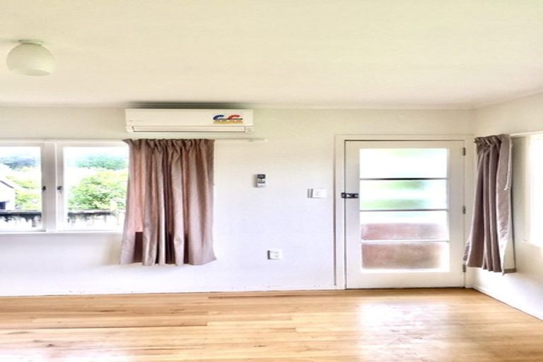 Photo of property in 136 Onewa Road, Northcote, Auckland, 0627