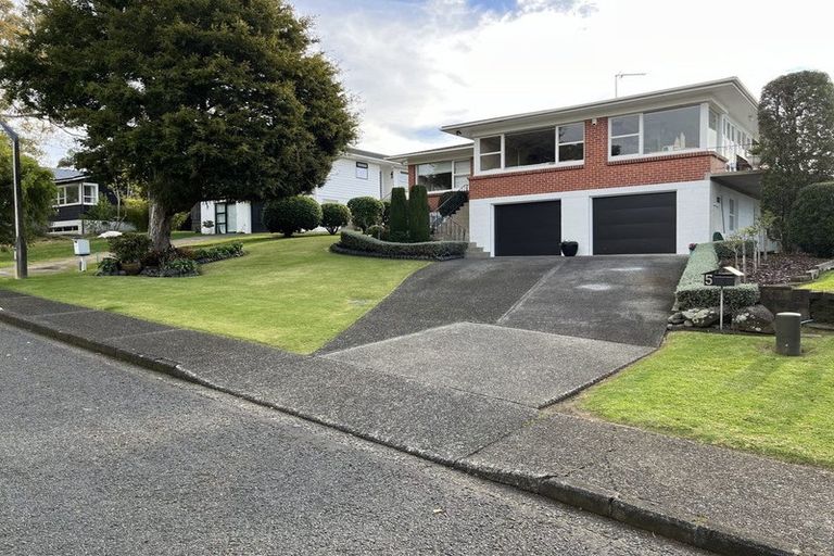 Photo of property in 5 Tudward Glade, Hillcrest, Auckland, 0627