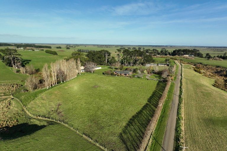 Photo of property in 221 Titiroa Pine Bush Road, Waimahaka, Wyndham, 9891