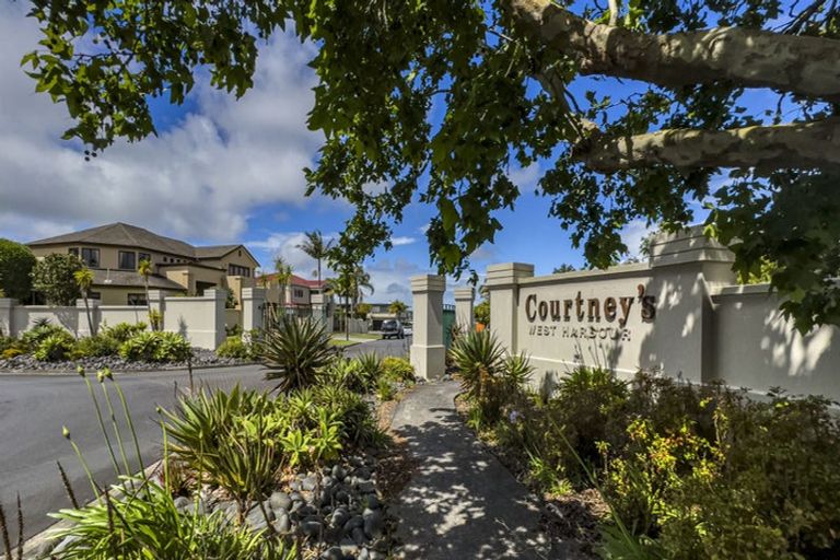 Photo of property in 15 Courtneys, West Harbour, Auckland, 0618