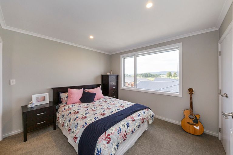 Photo of property in 124 Johnstone Drive, Fitzherbert, Palmerston North, 4410