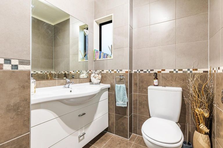 Photo of property in 1/22 Cherub Place, West Harbour, Auckland, 0618