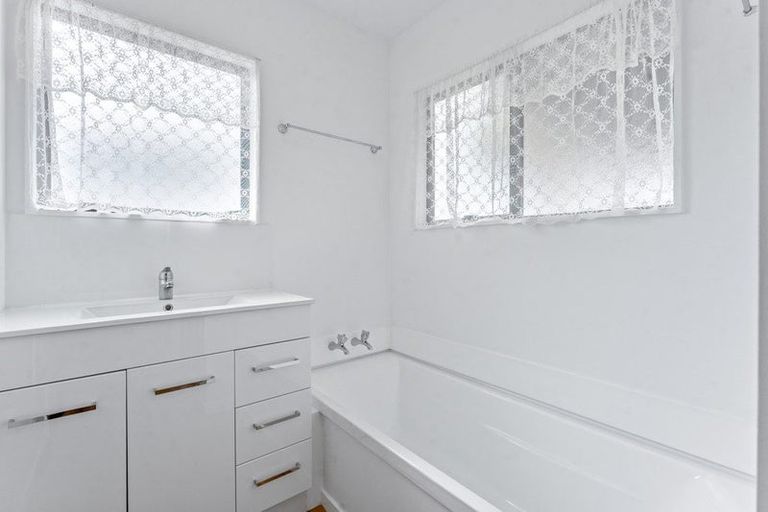 Photo of property in 3/14 Wernham Place, Northcote, Auckland, 0626