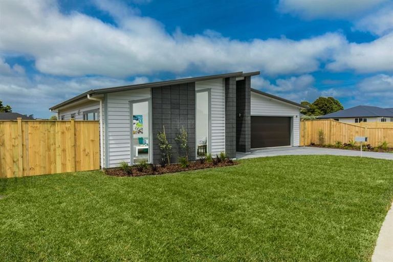 Photo of property in 8 Sir Lincoln Drive, Kumeu, 0810