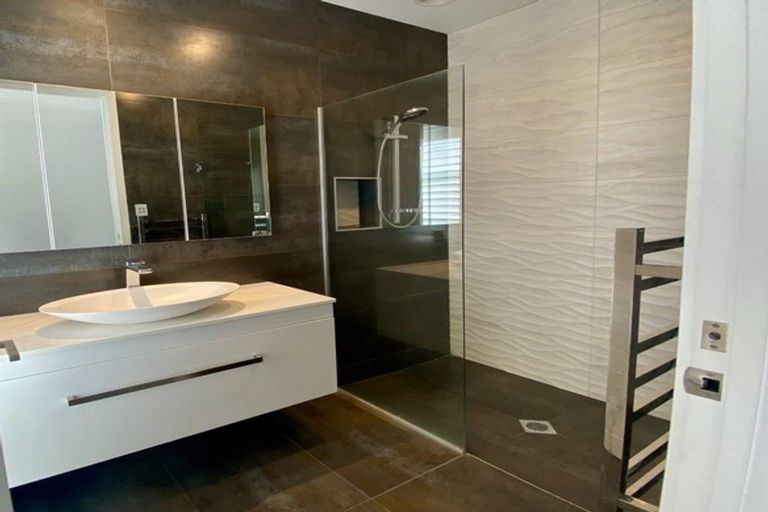 Photo of property in 13 Waitemata Drive, One Tree Point, 0118