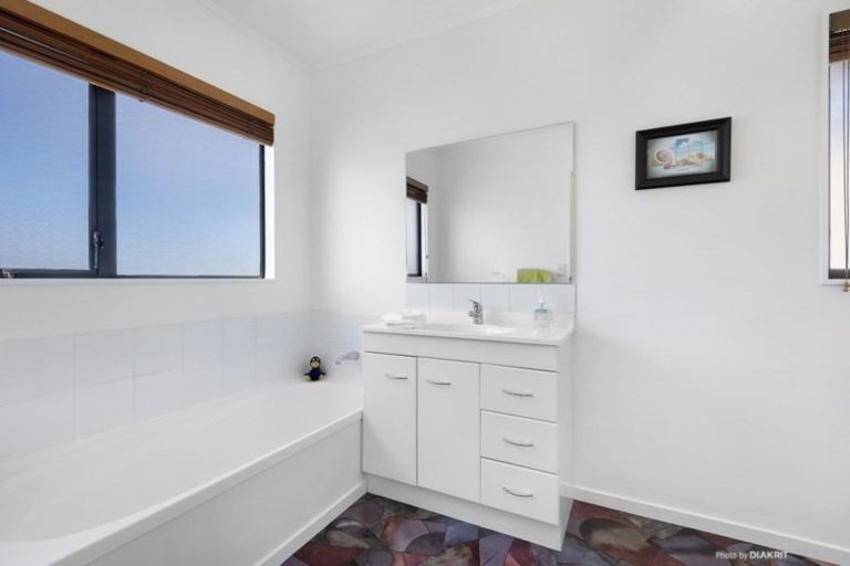 Photo of property in 136 Queens Drive, Lyall Bay, Wellington, 6022