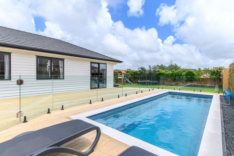 Photo of property in 14 Walter Ruddock Avenue, Kumeu, 0810