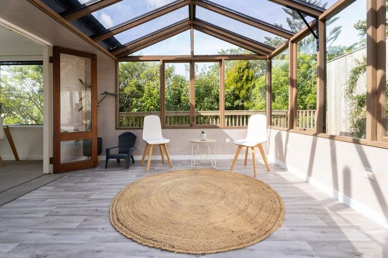 Photo of property in 8 Hillview Crescent, Paparangi, Wellington, 6037