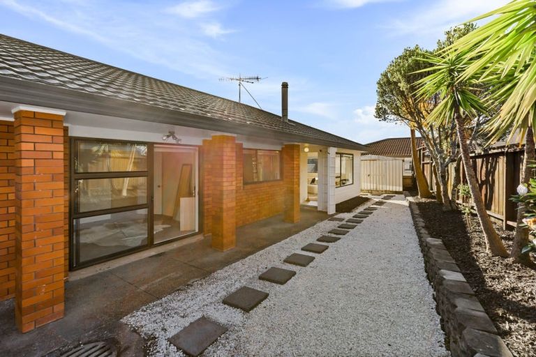 Photo of property in 2/16 Matisse Drive, West Harbour, Auckland, 0618